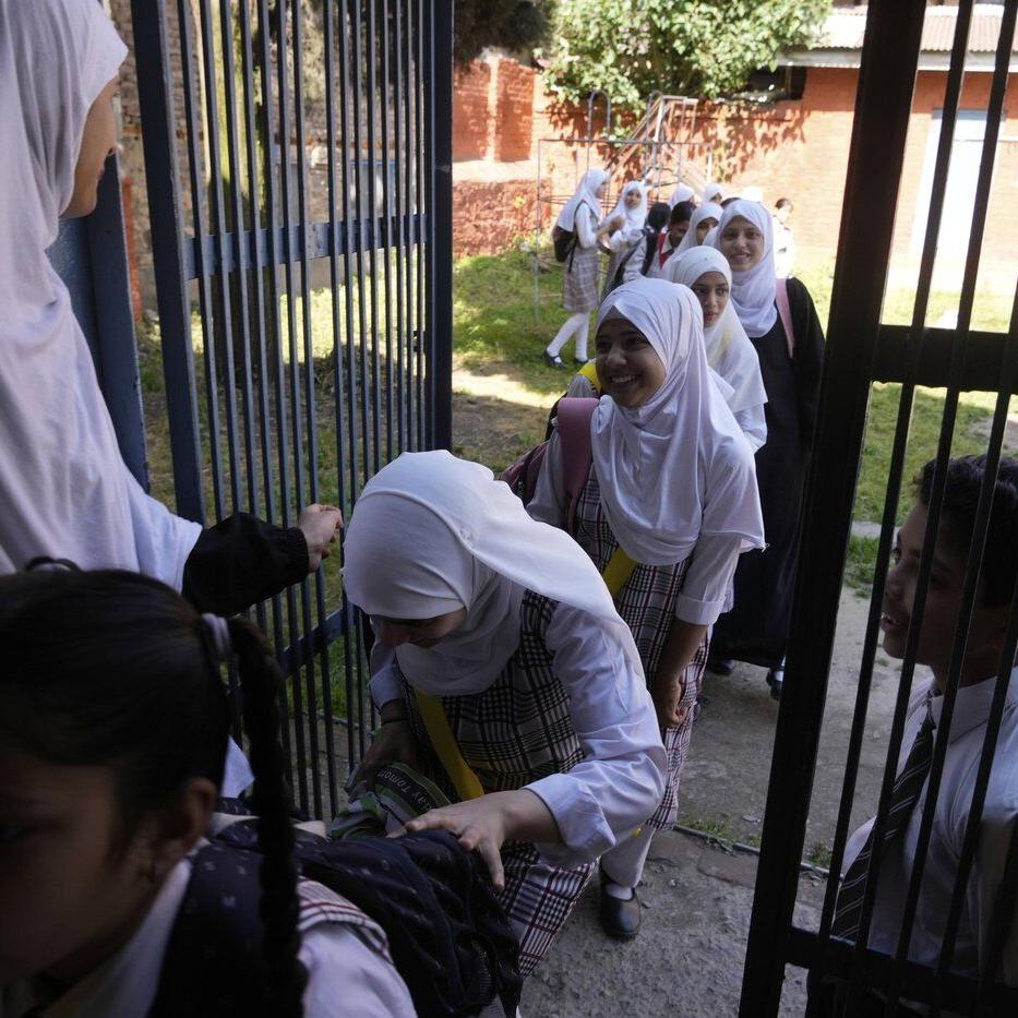 PHOTO COLLECTION: India Pakistan School Reopening